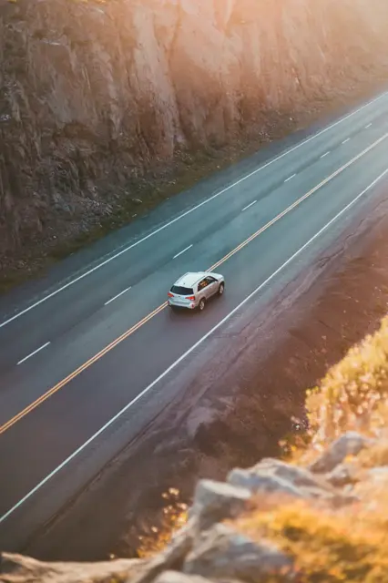 Vehículo recorriendo una carretera